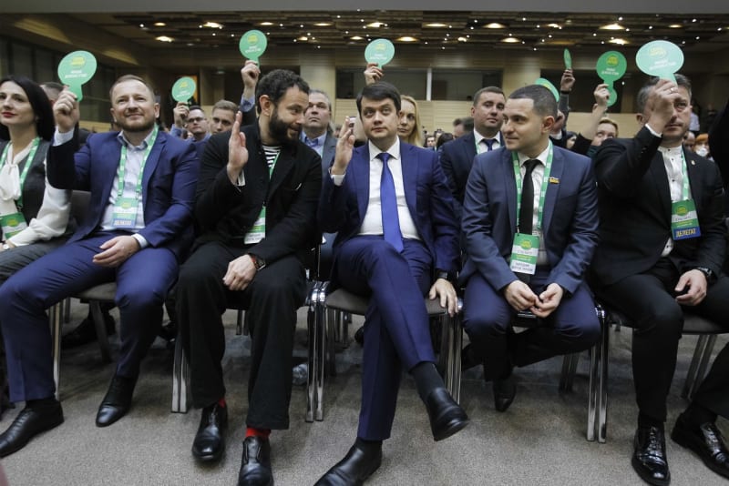 Ukrajinský poslanec za stranu Sluha národa prezidenta Volodymyra Zelenského, Oleksandr Dubinskyj (třetí zleva), čelí stíhání kvůli zradě.