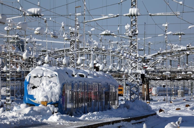Přívaly sněhu přerušily v Německu dopravu.