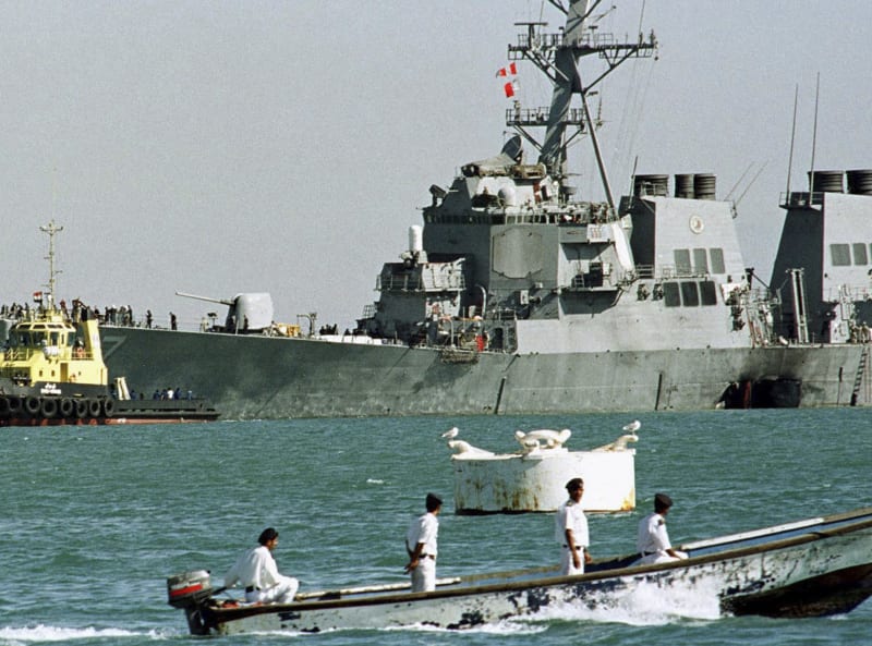 V roce 2000 teroristé u pobřeží Jemenu těžce poškodili americký torpédoborec USS Cole