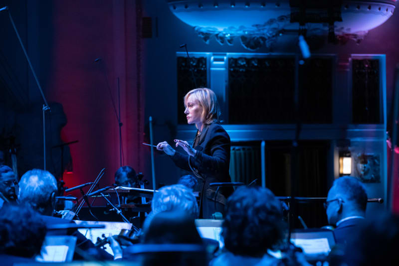 Orchestrátorka Nan Schwartz diriguje hudbu z oscarového filmu Pinocchio Guillerma del Tora