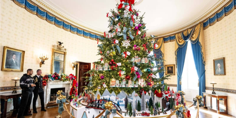 Vánoční výzdoba Bílého domu 2023: Dominantou Bílého domu je jedle ze Severní Karolíny ve výši 5,5 metru. 