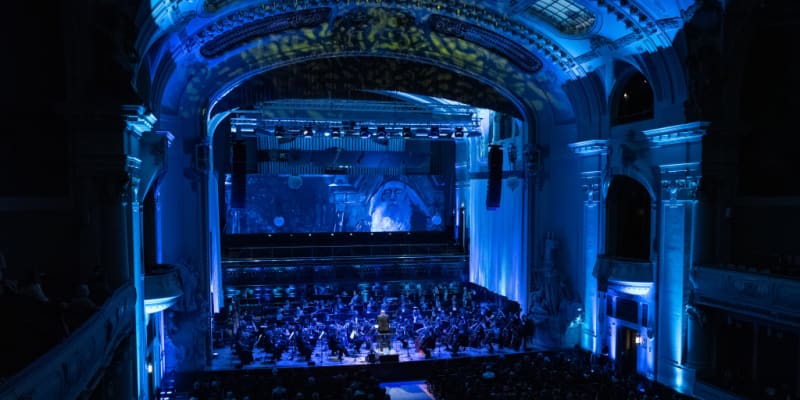 Úvodní Hedwig’s Theme dirigováno jeho orchestrátorem Conradem Popem za doprovodu jedinečných projekcí v průběhu zahajovacího koncertu