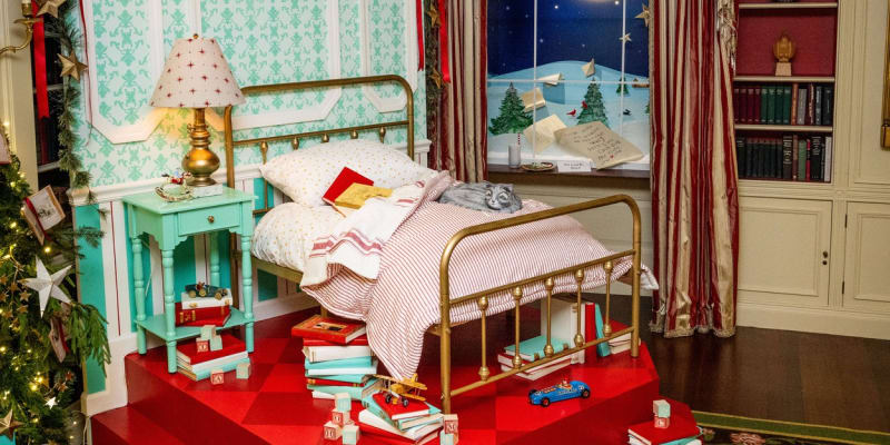 Vánoční výzdoba Bílého domu 2023: Knihovna ctí tradici pohádky na dobrou noc s visícími zlatými měsíci a třpytivými hvězdami.