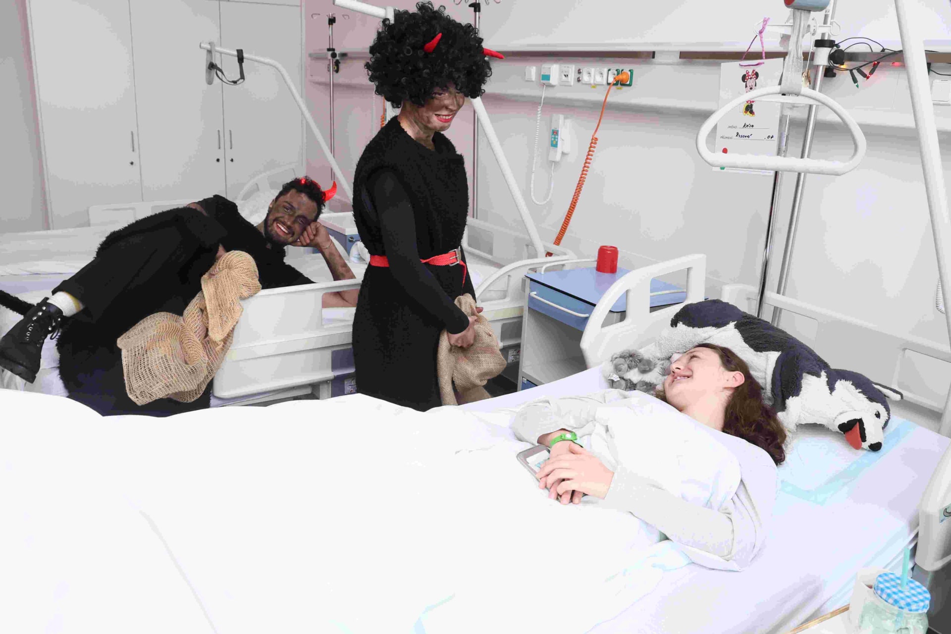 Herci ze seriálu ZOO rozdávali dětem v nemocnici koledu.