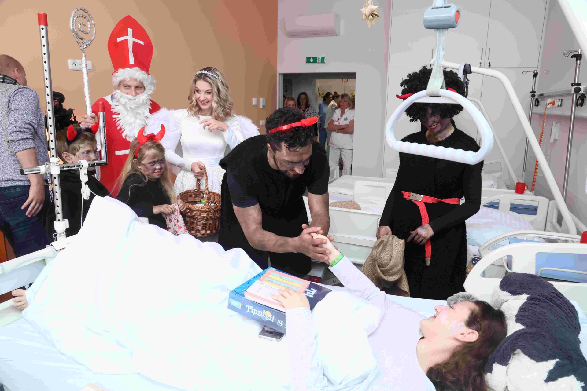 Herci ze seriálu ZOO rozdávali dětem v nemocnici koledu.