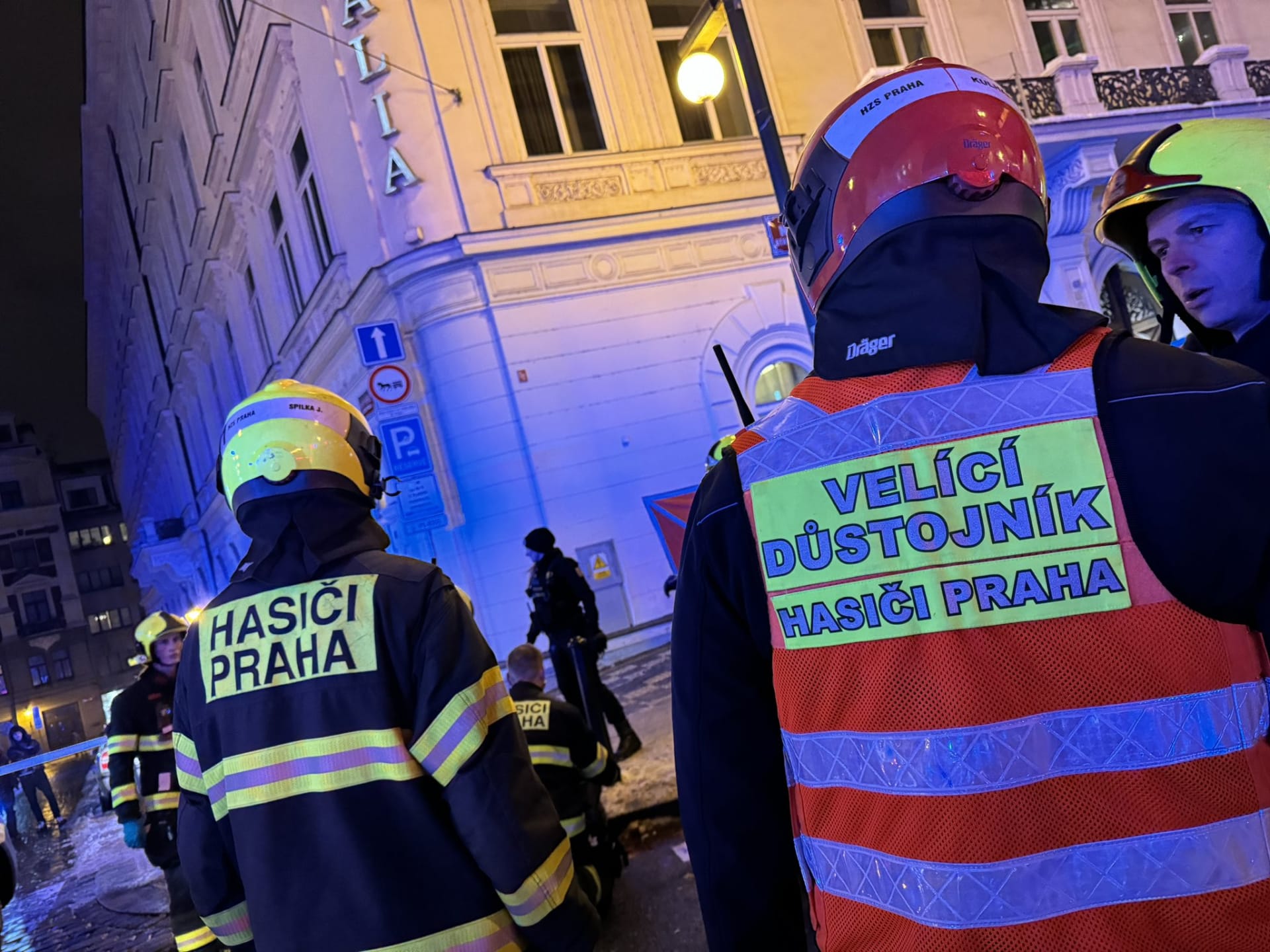 Tramvaj v Praze na Národní třídě srazila tři chodce.