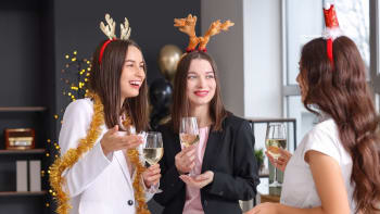 Jak přežít firemní vánoční večírek: Mějte parťáka a nežádejte šéfa o zvýšení platu
