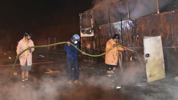 Hrozivá havárie autobusu v Thajsku: Po nárazu do stromu se vůz rozlomil, zemřelo 14 lidí