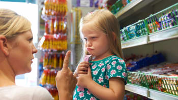 Jak dětem dávkovat sladkosti, aby byl doma klid? Řešte to s nimi, ne za ně