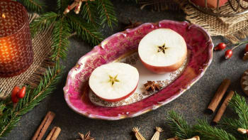 Vánoční tradice podle znamení: Štíři by měli rozkrojit jablko a Panny vyrazit na půlnoční