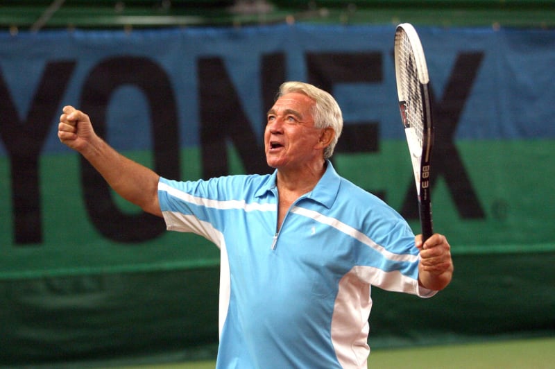 Mezi oblíbené sporty Jiřího Krampola patří tenis. Nyní na něj bude muset zapomenout. 