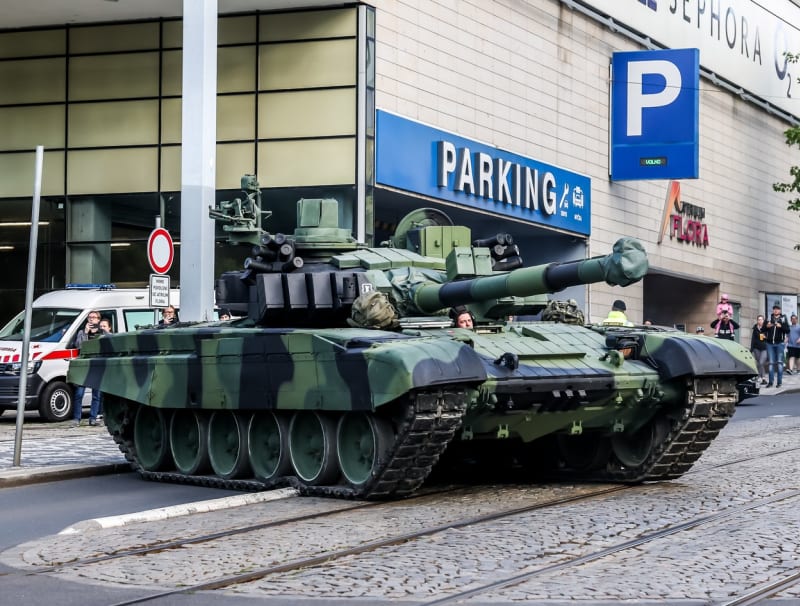 T-72M4 CZ na Dni armády před obchodním centrem Flóra v Praze (28. května 2022)