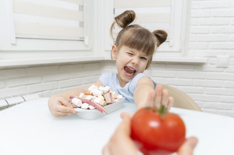 Jestli vaše děti odmítají běžné jídlo a touží jen po sladkostech nebo fast foodu, čeká vás náročnější cesta.