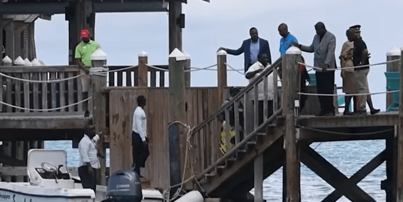 Ke krvavému útoku žraloka došlo v pondělí v oblíbeném turistickém letovisku v Nassau na Bahamách. Predátor pokousal 34letou turistku z Bostonu, která měla na ostrově trávit líbánky se svým novomanželem, s nímž si vyrazila na projížďku na paddleboardech....