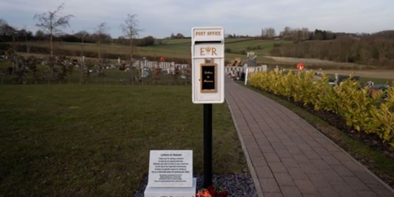 Dnes 10letá Matilda Handyová přišla s jedinečným nápadem: postavit u hřbitova vzpomínkovou poštovní schránku, do níž mohou pozůstalí vhazovat dopisy adresované do nebe. Za rok se myšlenka spojení s těmi, kteří již zemřeli, uchytila napříč celou Velkou Británii.