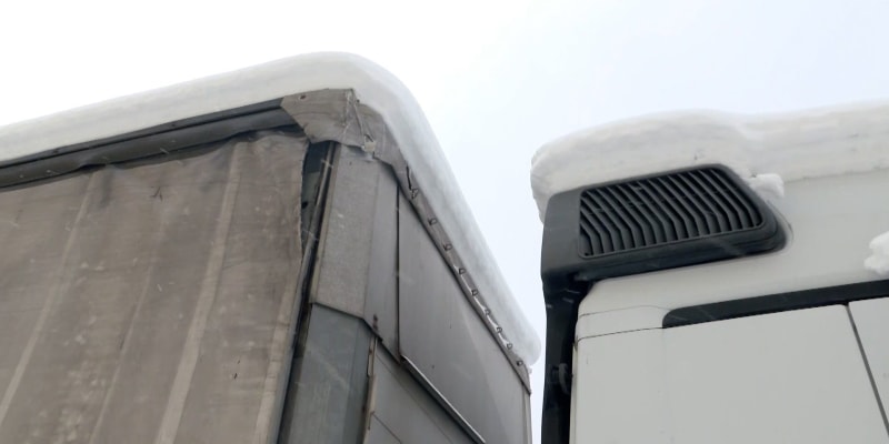 Ledové kousky padající ze střechy vozu mohou vážně ohrozit okolní řidiče.