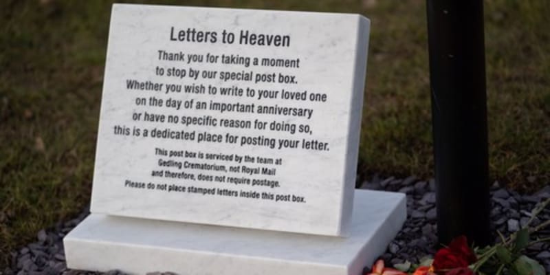 Dnes 10letá Matilda Handyová přišla s jedinečným nápadem: postavit u hřbitova vzpomínkovou poštovní schránku, do níž mohou pozůstalí vhazovat dopisy adresované do nebe. Za rok se myšlenka spojení s těmi, kteří již zemřeli, uchytila napříč celou Velkou Británii.
