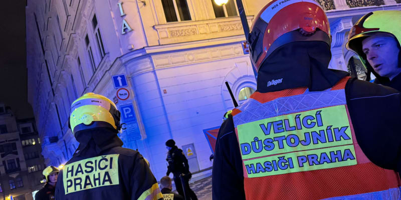 Tramvaj v Praze na Národní třídě srazila tři chodce.