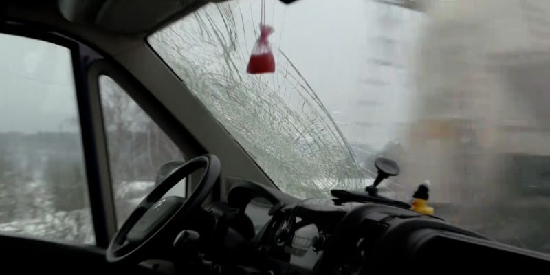 Ledové kousky padající ze střechy vozu mohou vážně ohrozit okolní řidiče.