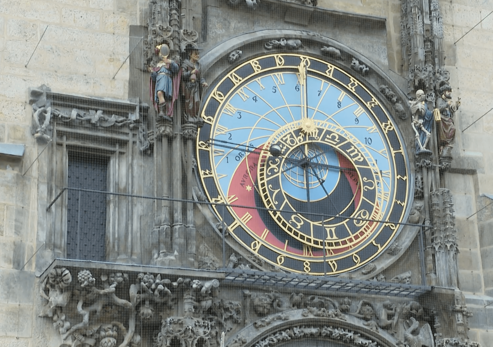 Orloj je součástí radnice na Staroměstském náměstí od 15. století. 