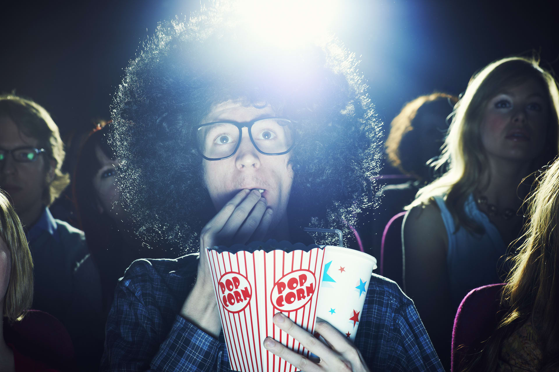 Pití a popcorn v kině