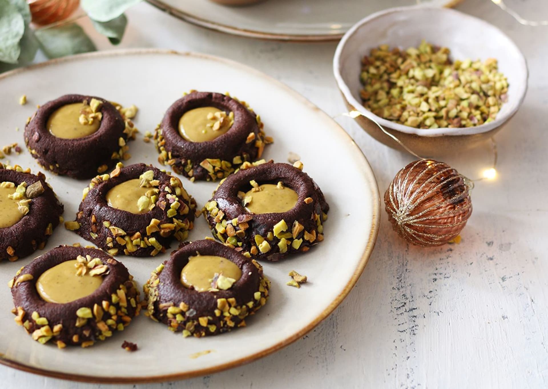 Vánoční kakaové sušenky s pistáciemi a čokoládovo-pistáciovou náplní