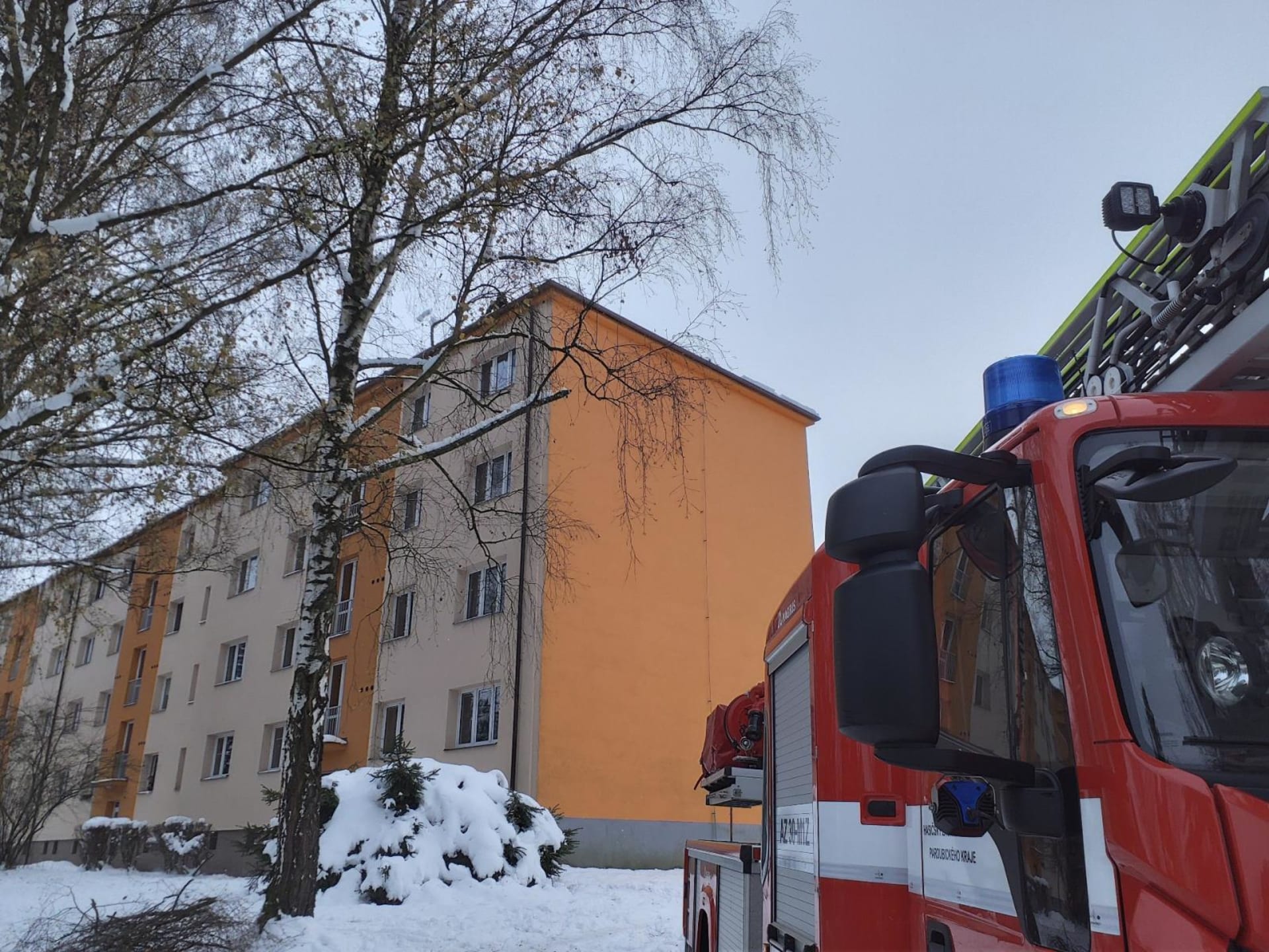 Roztávající sníh ze střechy bytovky v České Třebové napáchal škody v sedmi bytech (6. 12. 2023).