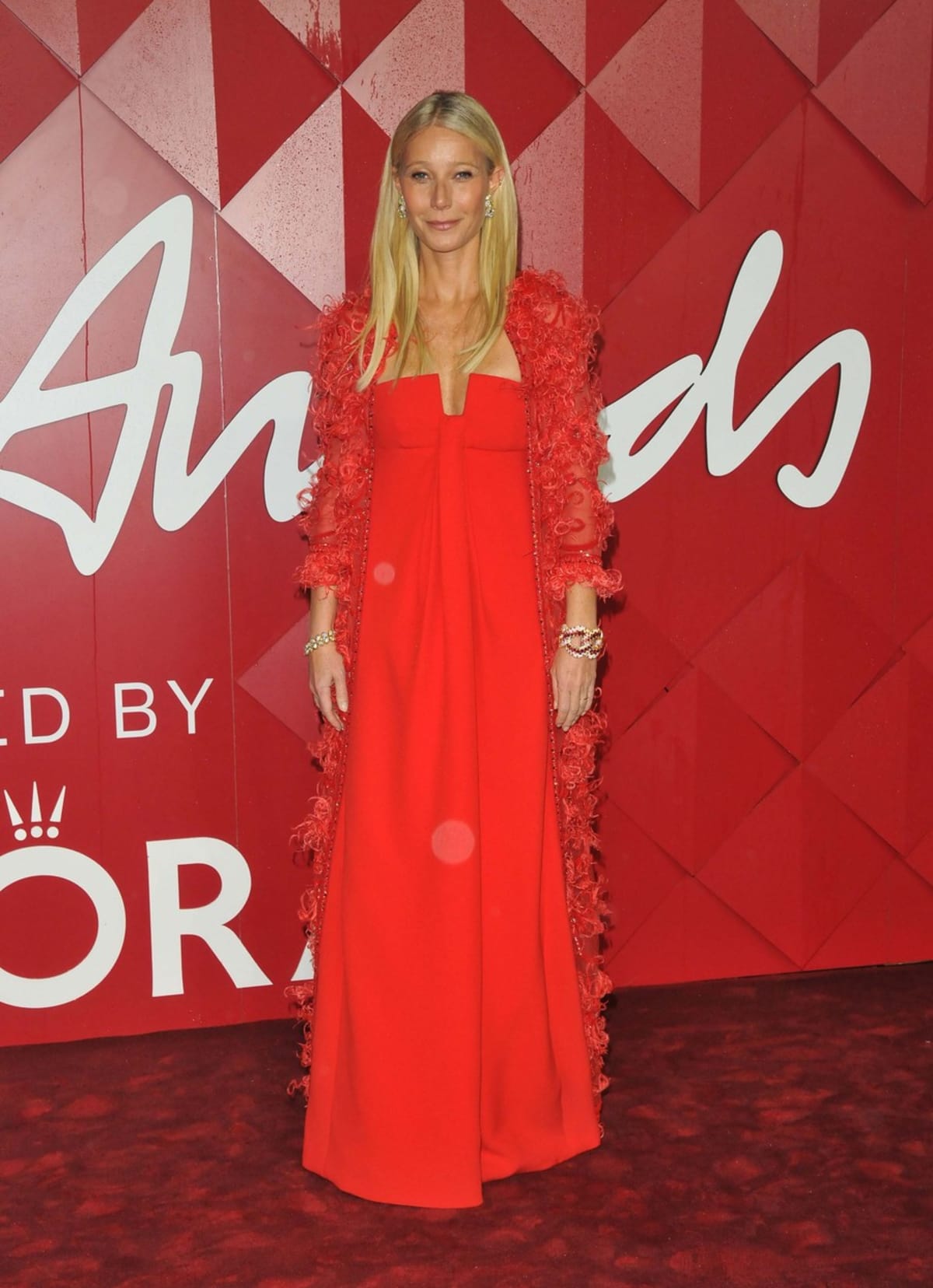 Gwyneth Paltrow v jasné červené róbě Valentino