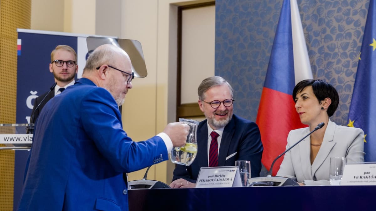 Ministr zdravotnictví Vlastimil Válek (TOP 09), premiér Petr Fiala (ODS) a předsedkyně Sněmovny Markéta Pekarová (TOP 09) 