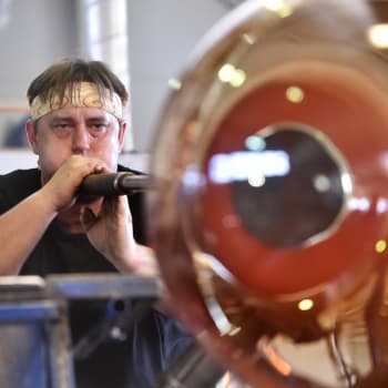 Ruční výroba více 40 kilogramů těžkého svítidla ve sklárně Bomma ve Světlé nad Sázavou na Havlíčkobrodsku