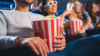 Tučná pokuta za zákaz nošení jídla a pití do kina. Síť kin prohrála důležitý spor