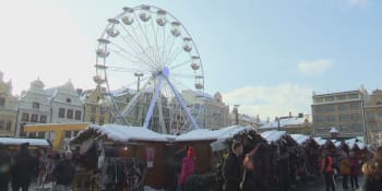 Vánoční trhy v Plzni nabízejí vyhlídkové kolo i čerta v lokši. Obchodníci bojují s náklady