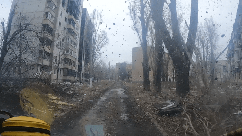 Ukrajinští vojáci z jednotky zvané Bílí andělé podnikají pravidelné zásobovací cesty do zdevastované Avdijivky.