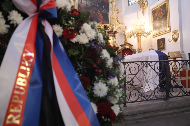 Do kostela Panny Marie pod řetězem na pražské Malé Straně byla přivezena rakev s pozůstatky zesnulého Karla Schwarzenberga. 