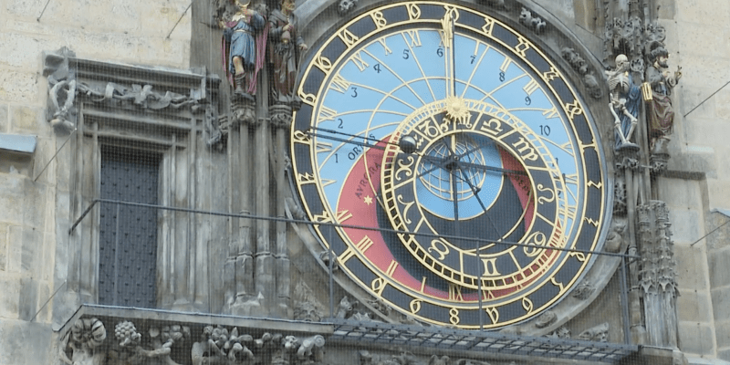 Orloj je součástí radnice na Staroměstském náměstí od 15. století. 