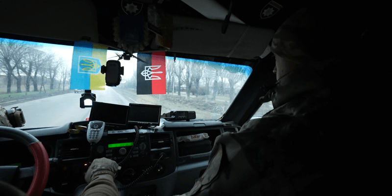 Ukrajinští vojáci z jednotky zvané Bílí andělé podnikají pravidelné zásobovací cesty do zdevastované Avdijivky.