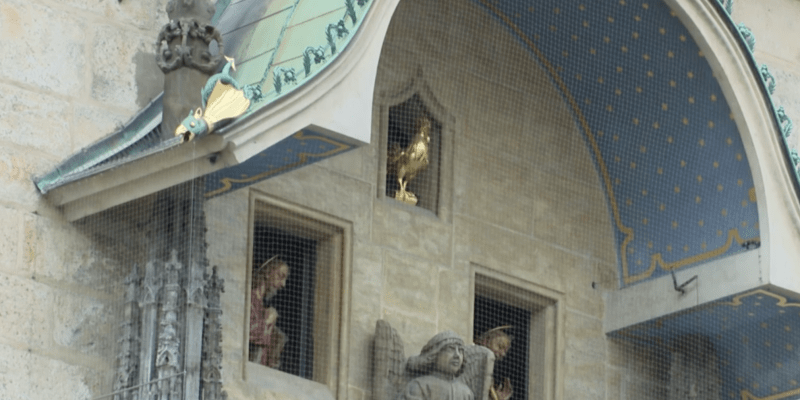 Apoštoly střídající se v okénkách každý den obdivují davy turistů.