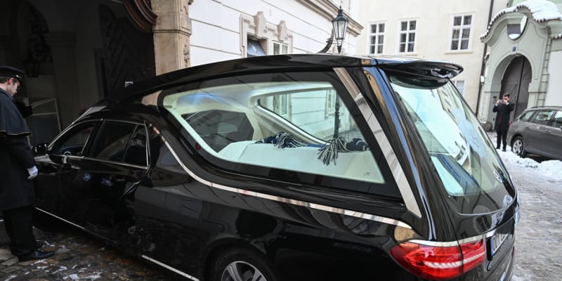 Do kostela Panny Marie pod řetězem na pražské Malé Straně byla přivezena rakev s pozůstatky zesnulého Karla Schwarzenberga. 