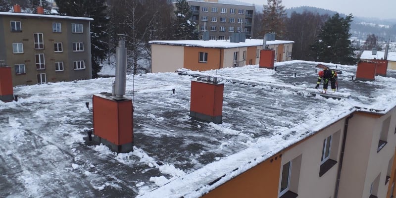 Roztávající sníh ze střechy bytovky v České Třebové napáchal škody v sedmi bytech (6. 12. 2023).