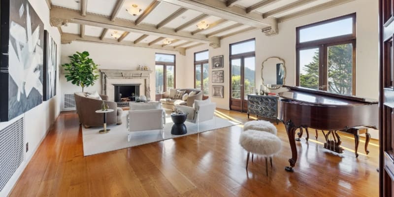 Dům, kde žil herec Robin Williams je na prodej: Kouzlo domu se skrývá v jeho detailech, jakými jsou vyřezávané lišty, široké prkenné podlahy z tvrdého dřeva, vzorované terakotové dlaždice a odhalené stropní trámy. 
