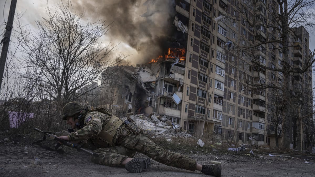 Voják se kryje po útoku Rusů na město Avdijivka