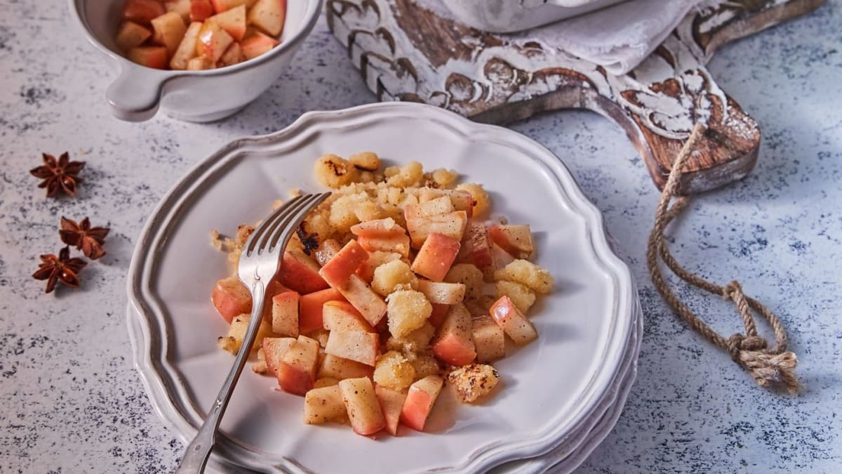 Šmorn z vařených brambor a krupice se skořicovými jablky