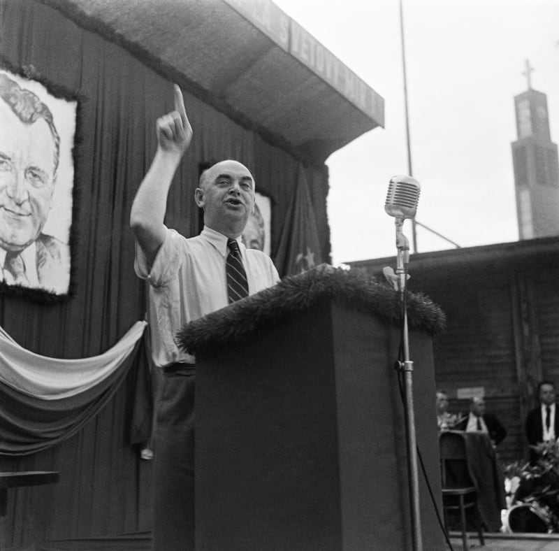 Ministr informací Václav Kopecký při projevu v roce 1948
