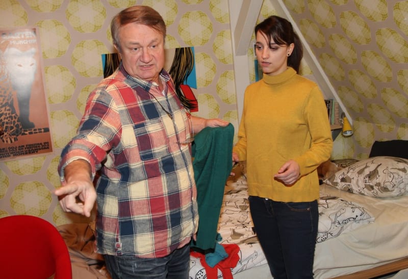 Petra Horváthová s režisérem Jiřím Adamcem během natáčení seriálu Cesty domů.