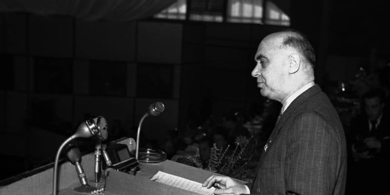Ministr informací Václav Kopecký během IX. sjezdu KSČ v roce 1949