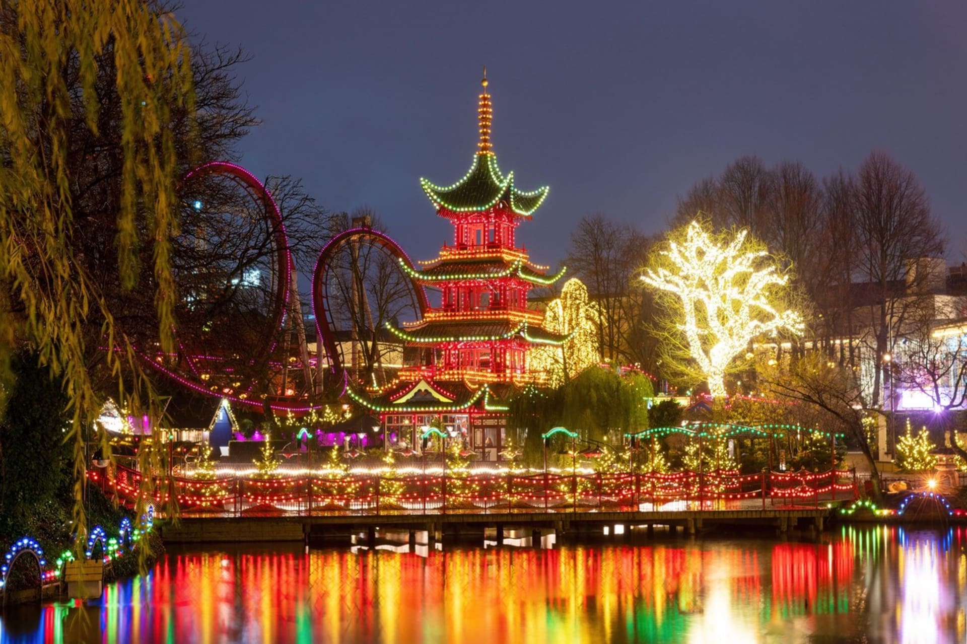 Zábavní park Tivoli Gardens v centru Kodaně se každoročně v předvánočním čase proměňuje v nádhernou pohádku.