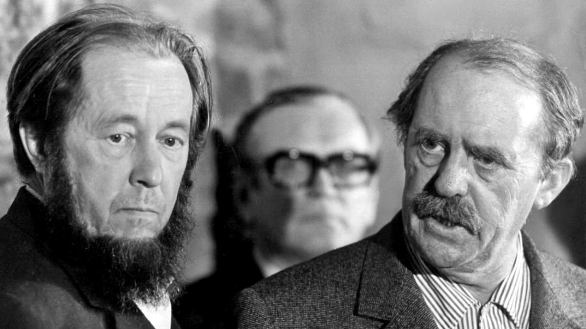 Alexandr Solženicyn (vlevo) s dalším spisovatelem Heinrichem Böllem v roce 1974.