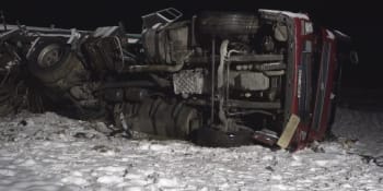 Hromadná nehoda ochromila dálnici D6. Bouralo 10 aut, zasahují všechny záchranné složky