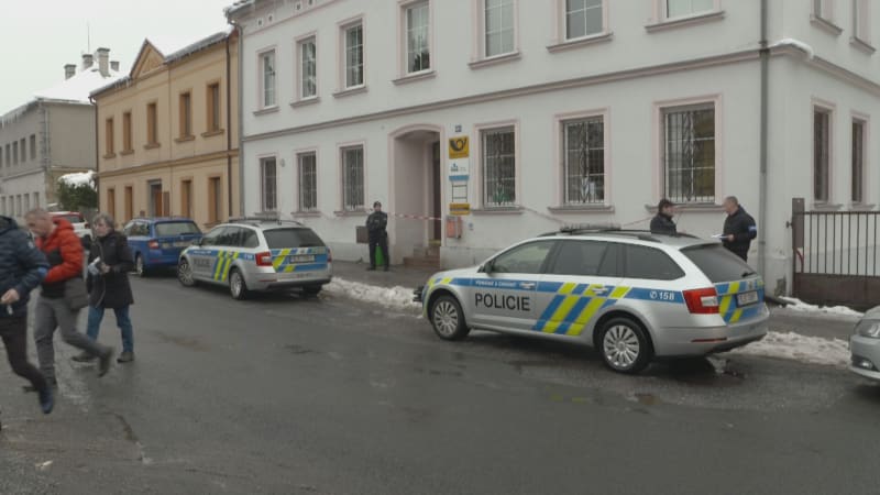 Policie vyšetřuje přepadení na poště ve Cvikově.