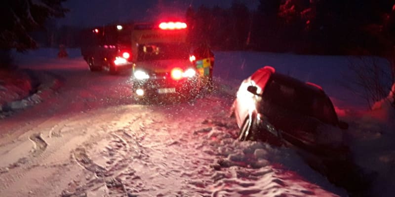 Silnice v Karlovarském kraji kloužou, dálnice D6 je kvůli nehodě uzavřená.